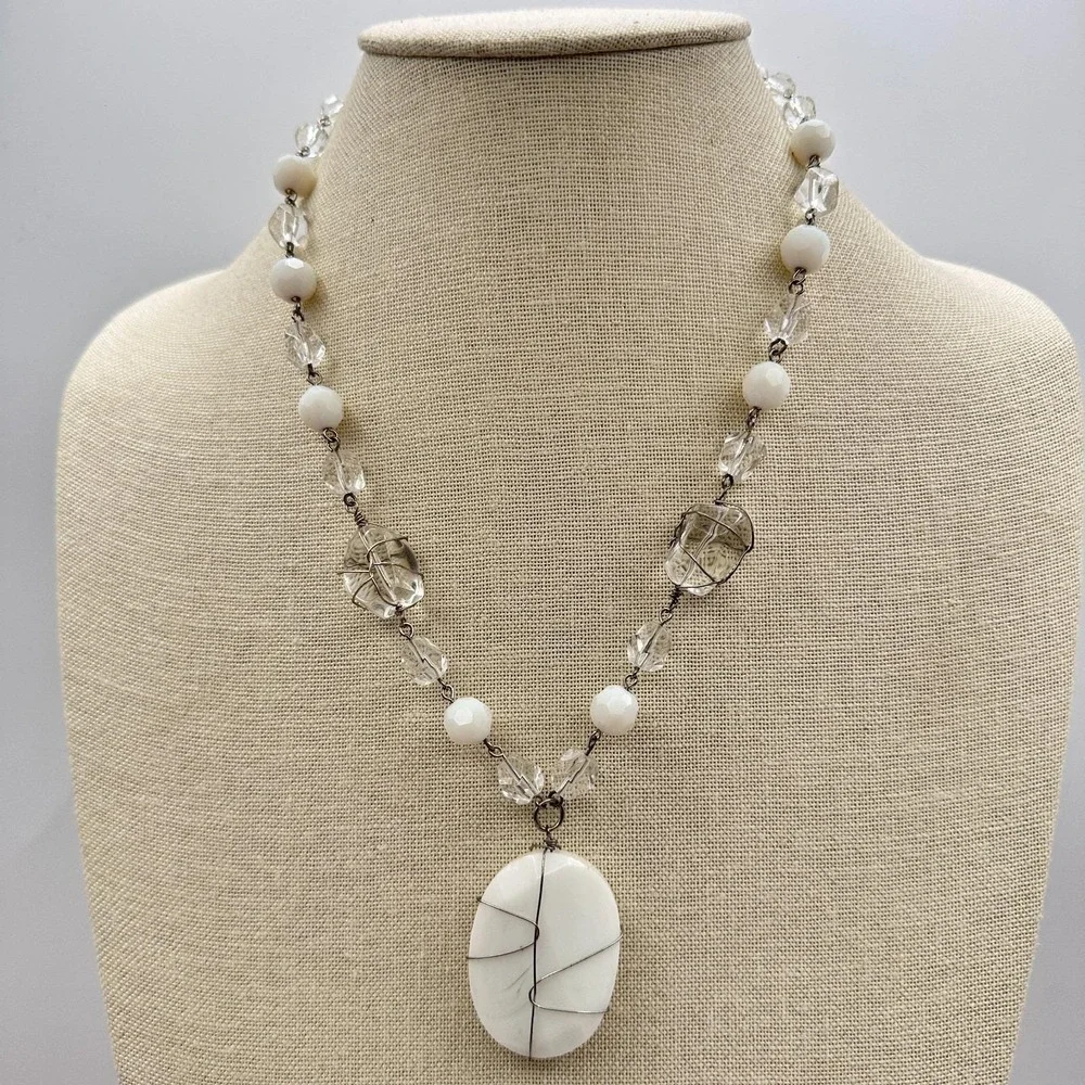 Vintage Silver Tone Wire Wrapped Pendant Necklace Clear Crystal White‎ Bead Boho